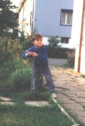 FABIAN BEIM BASTELN EINES ELEMENTARSCHADENS